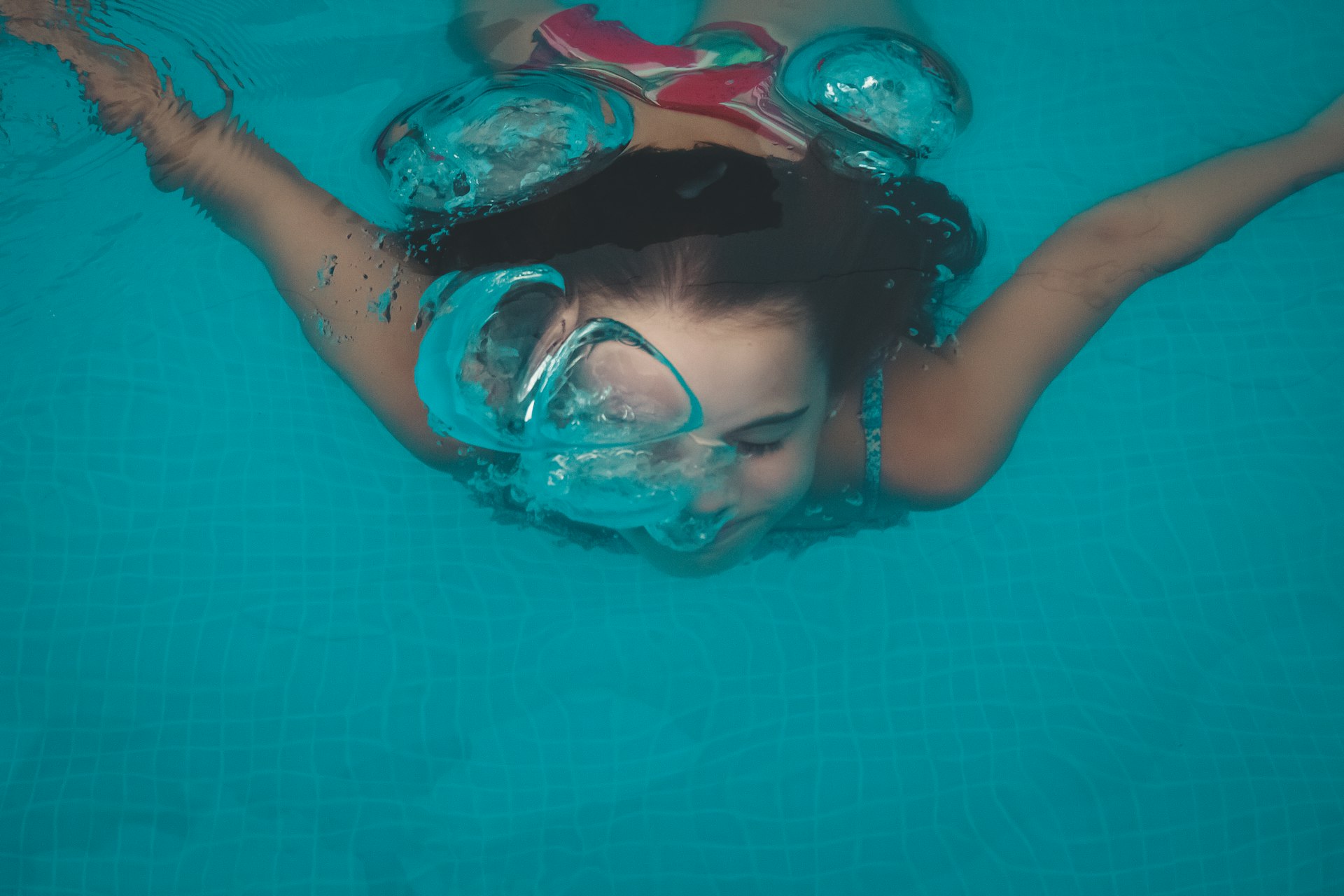 Fillette participant à un cours de natation pour enfants à Gerpinnes, près de Charleroi.